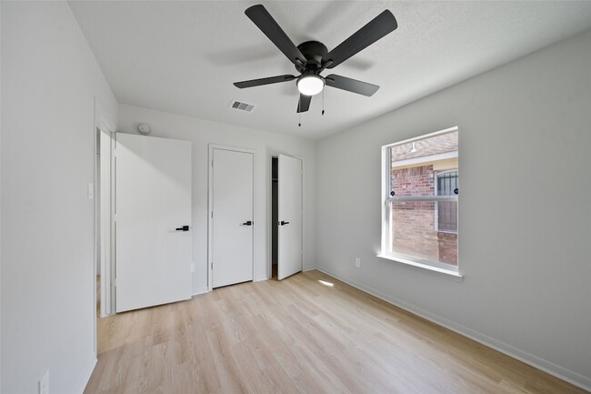 Building Photo - 5203 Panay Park Dr