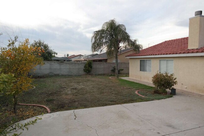Building Photo - Cute! 4 bedroom, 2 bath Home in Bakersfield