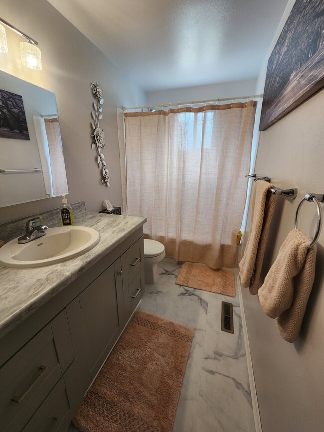 Building Photo - Furnished 3BR, 1.5BTH Centrally Located in...