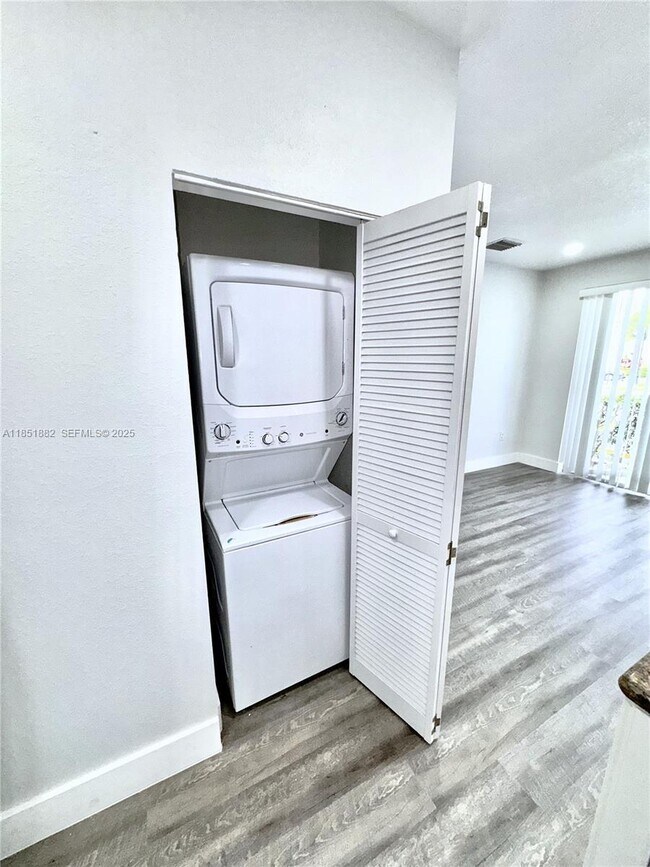 Building Photo - 2933 SE 2nd Dr