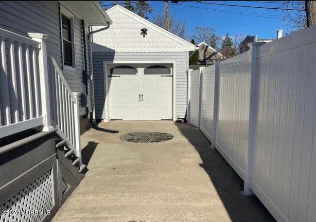 Building Photo - 509 Laurel Ave