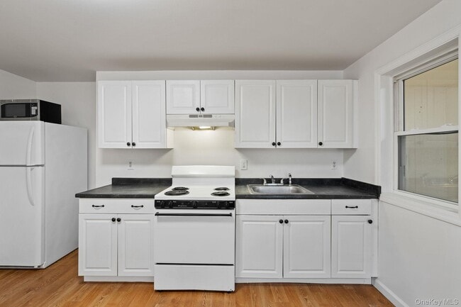 Building Photo - 93 Delafield St