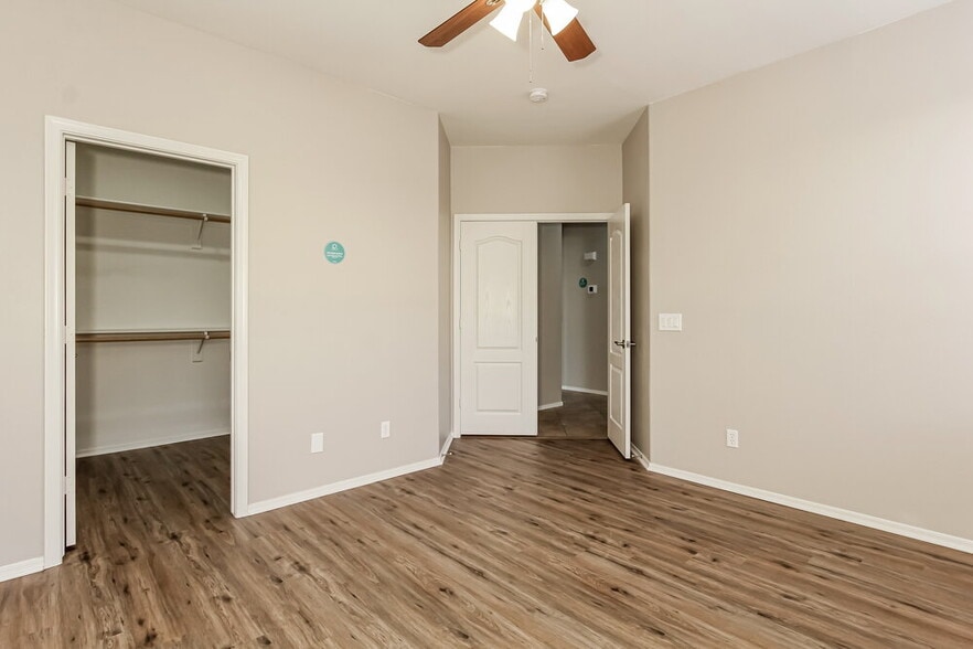 Building Photo - 9450 W Ross Ave