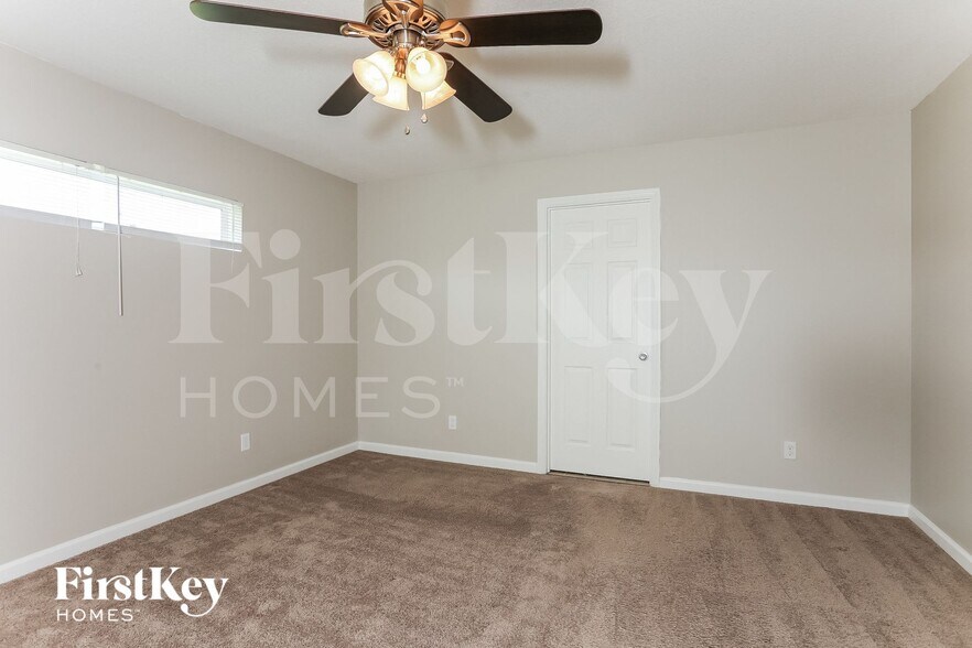 Building Photo - 461 SW Kestor Dr