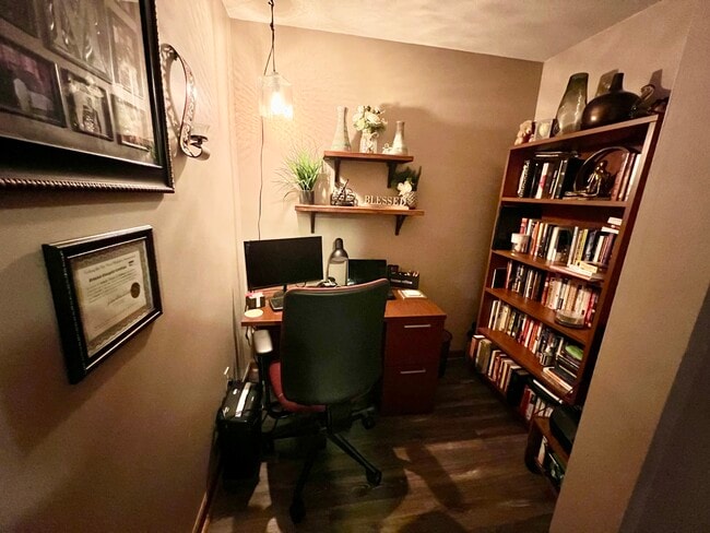 Building Photo - 6500 Lakewood Dr