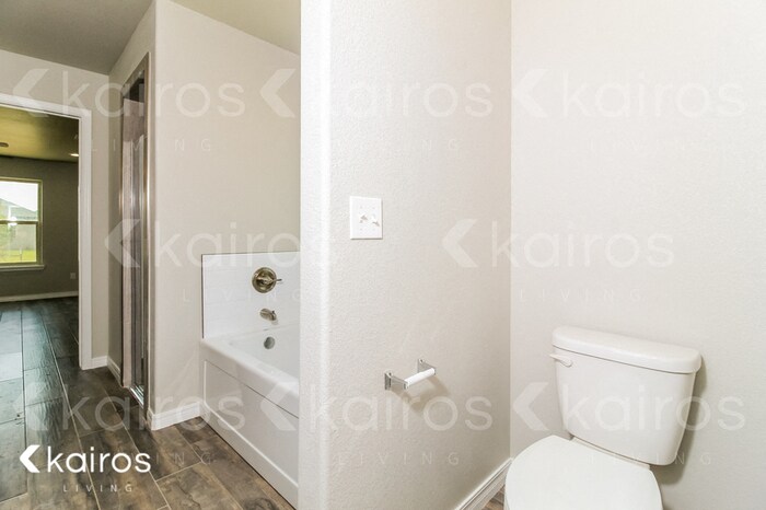 Building Photo - 2704 Daytona Ave