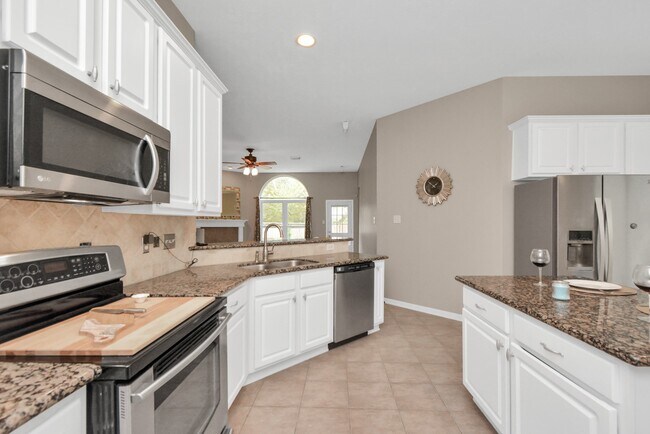 Building Photo - 23939 River Pl Dr