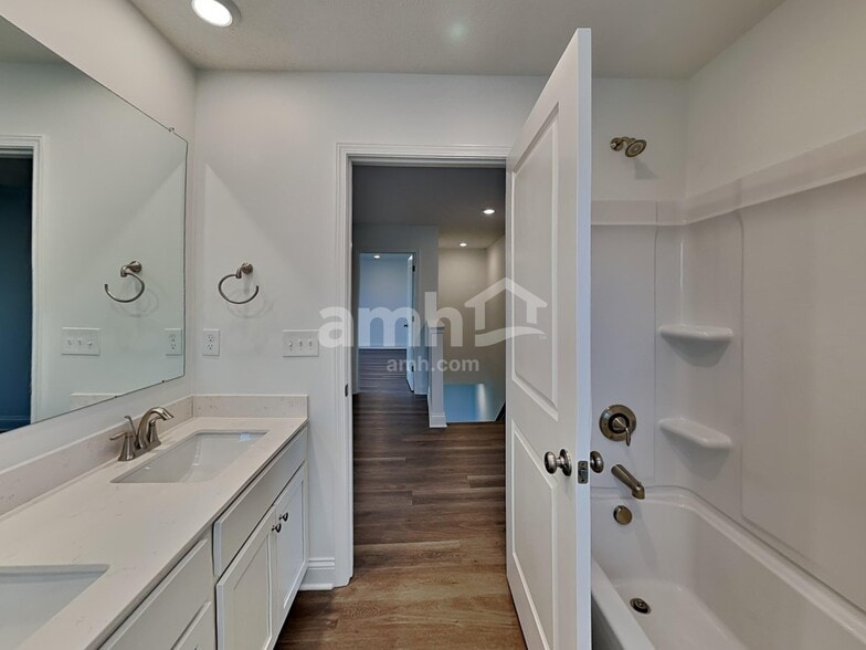 Building Photo - 9202 Henley Ave