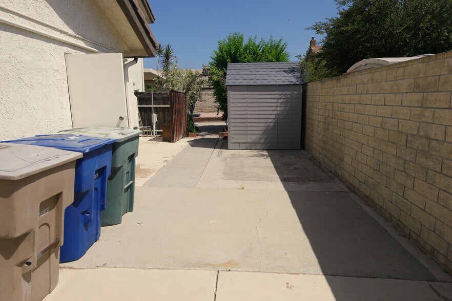 Building Photo - 2431 Deerfield Ct