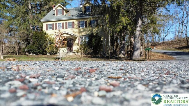 Building Photo - 3470 Rhododendron Dr