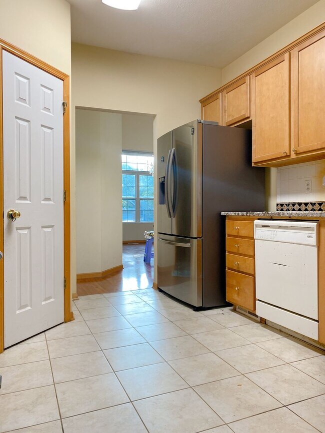 Building Photo - Stunning 5 bedrooms and 3 bathrooms in Wal...