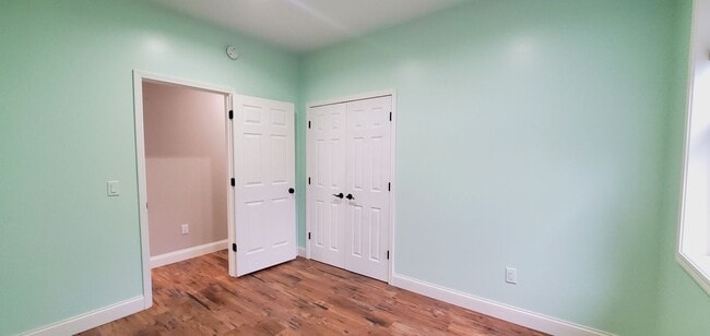 Building Photo - 4-bedroom 3-bathroom home minutes to Downt...