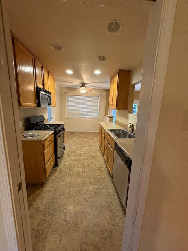 Building Photo - 3bed/2bath Home with large yard in South Sac