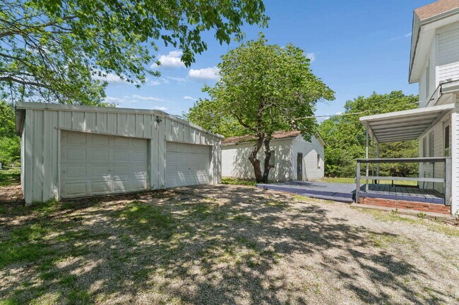 Building Photo - Welcome home to this stunning, light-filled rental that truly has it all! Featuring huge living s...