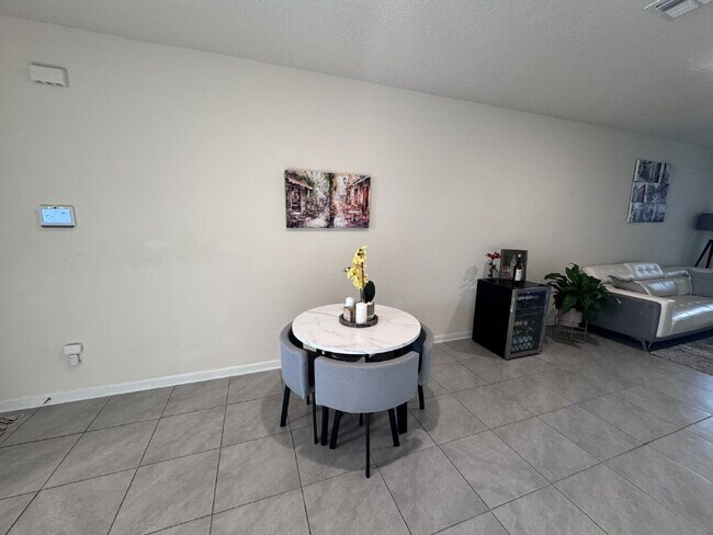 Building Photo - Spacious Townhome in Oakleaf Plantation