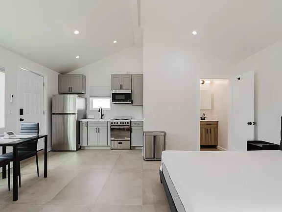 Building Photo - "Charming Reseda Retreat: Cozy 1-Bedroom with Stylish Granite Accents!"