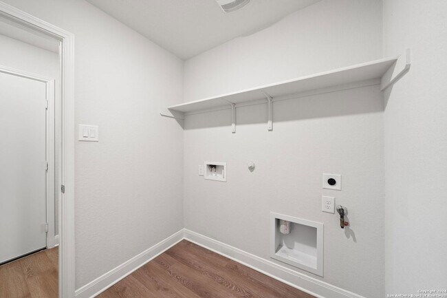 Building Photo - 1080 Amble Oak