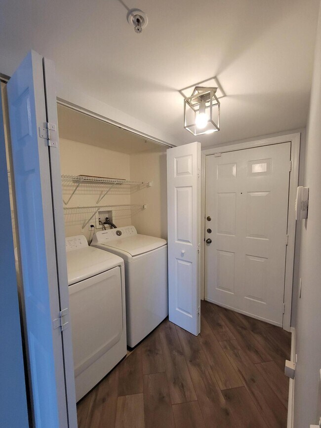 Building Photo - 1400 Crestwood Ct S