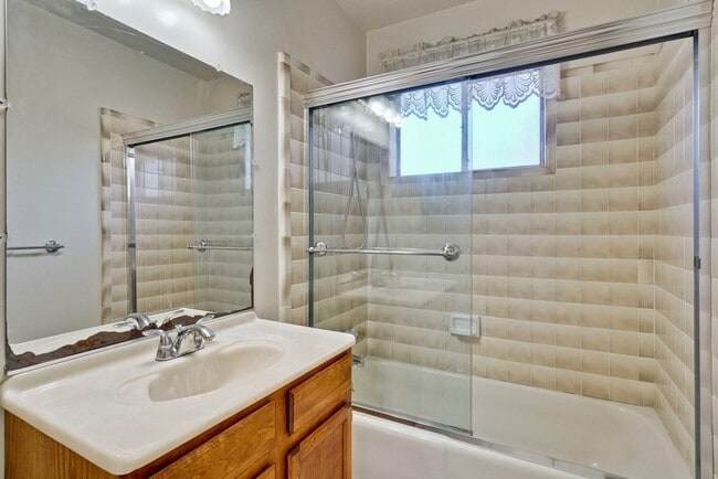 Building Photo - 1109 White Cliff Dr