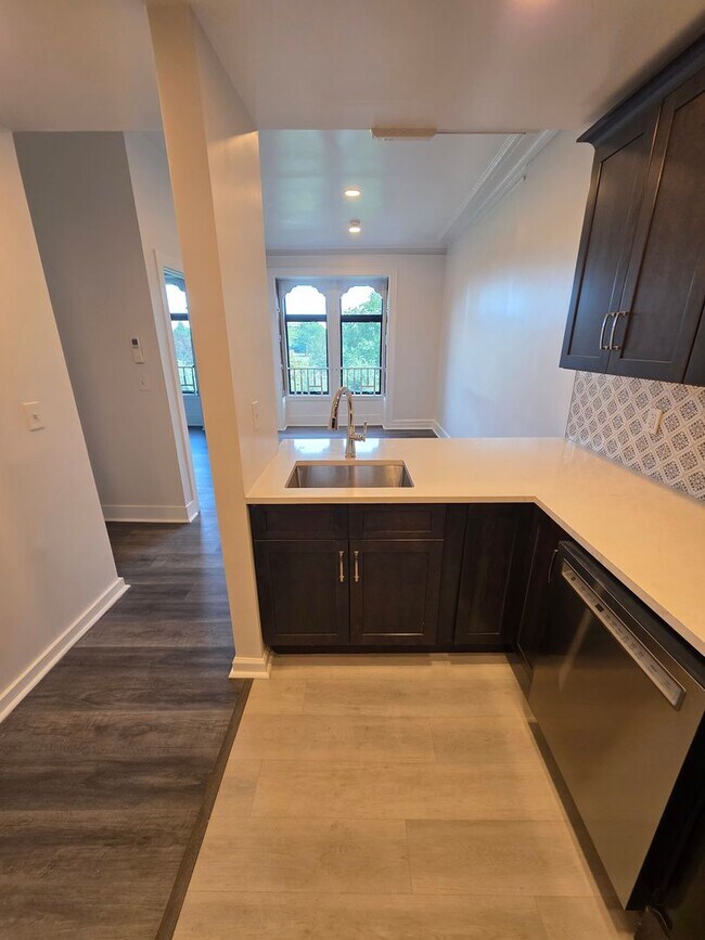 Building Photo - Newly Renovated 2 Bedroom Apartment - Poug...
