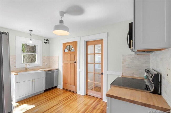 Building Photo - 22 Sycamore Ln