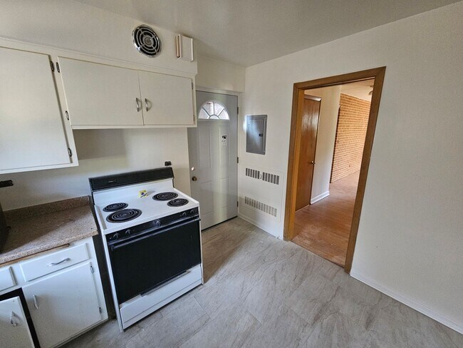 Building Photo - Charming Two Bedroom / 1.5 Bath