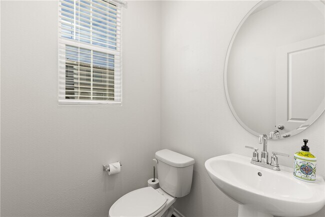 Building Photo - 895 Brookdale Dr