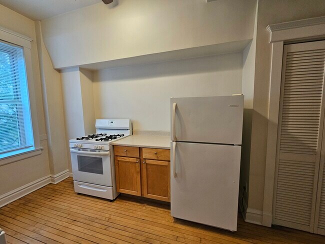 Building Photo - 3800 N Wilton Ave