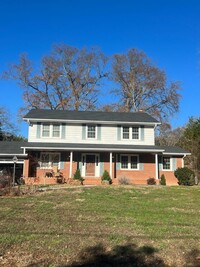 Building Photo - 4 Bedroom with fenced in yard!