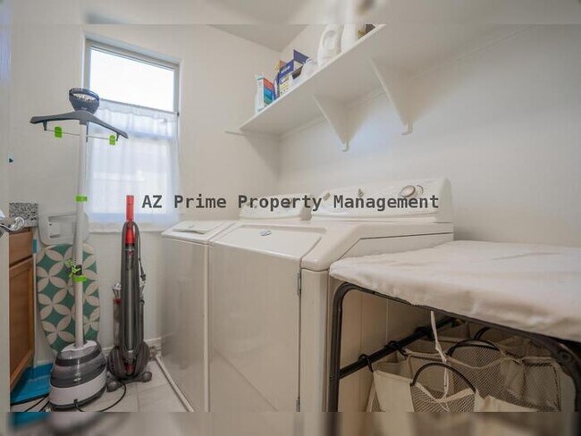 Building Photo - 3814 S 58th Dr