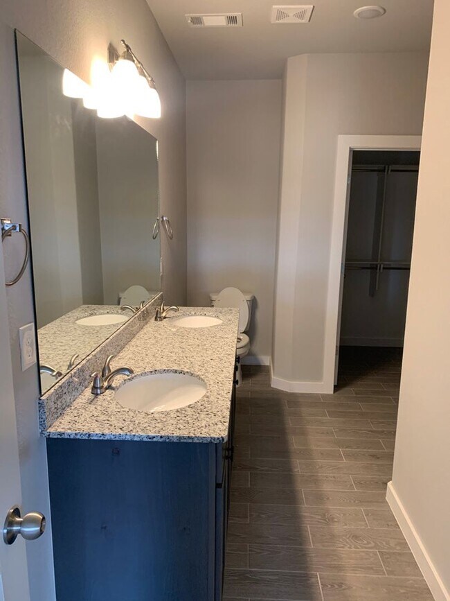 Building Photo - 3- Bedroom, 2-Bath, Double car garage Dupl...