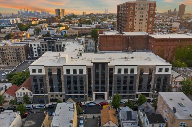 Building Photo - 121 34th St