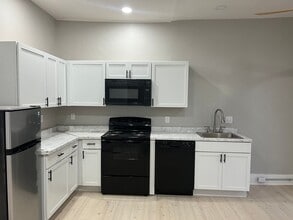 Building Photo - Beautifully Renovated 1 Bed 1 Bath