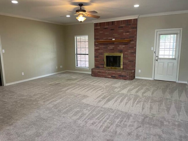 Building Photo - Highly sought after 3 bedroom in Tanglewoo...