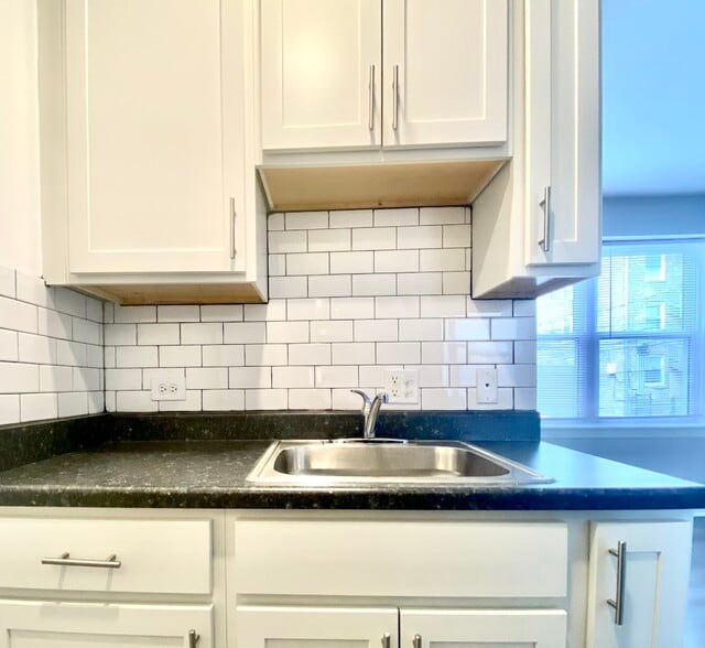 Building Photo - 4241 N Kenmore Ave