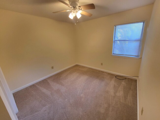 Building Photo - 1610 Green Briar Pkwy