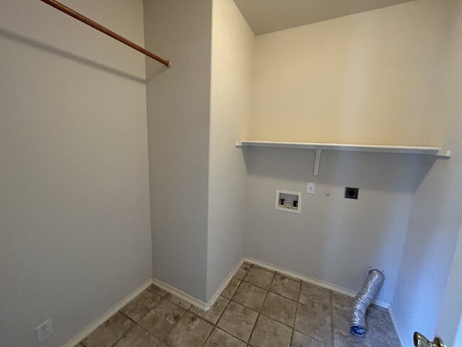 Building Photo - 5 Bedrooms house at Roger Ranch ready to m...