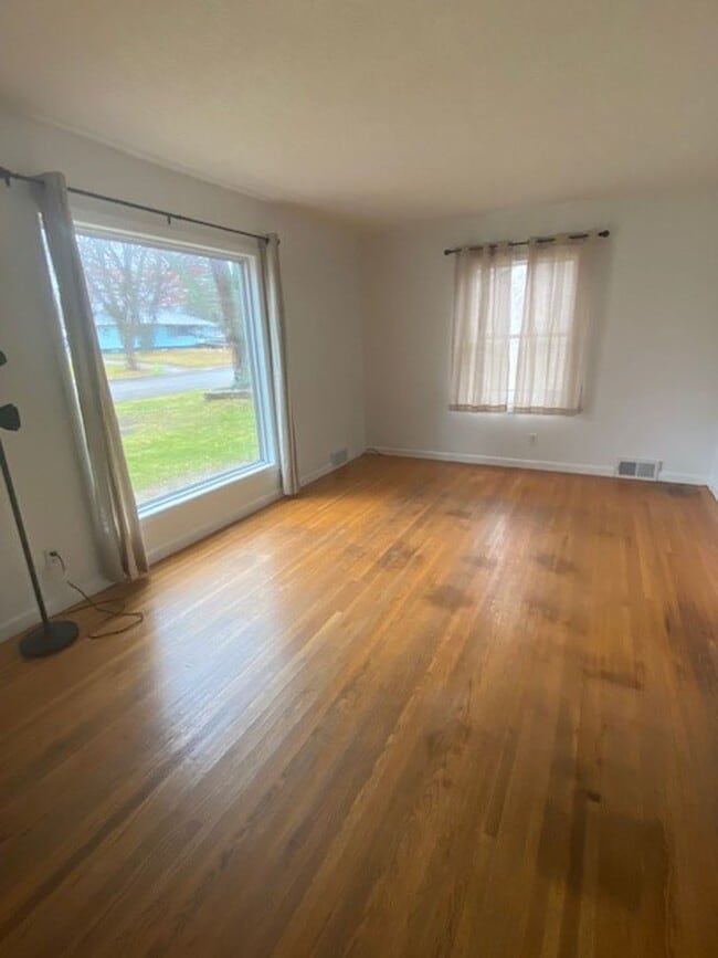 Building Photo - 3 Bedrooms, 2 Bathrooms Single Family Home in Brainerd, MN w/detached garage
