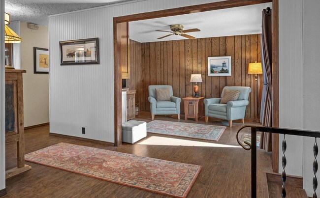 Building Photo - Charming Mid-Century Modern Ranch Home, 2 Bedroom 2 Bathroom, Lots Of Natural Lighting!