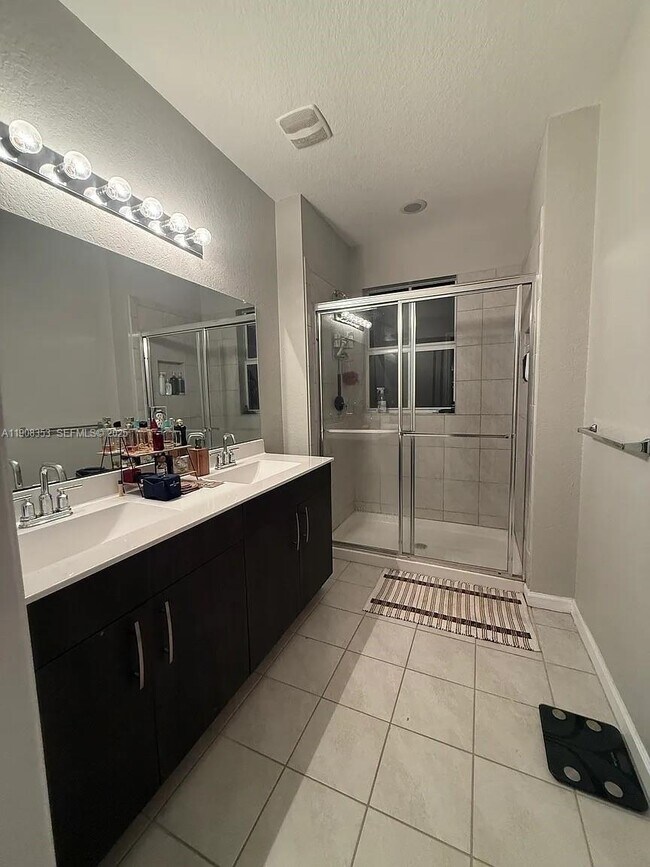 Building Photo - 1442 SE 23rd Terrace