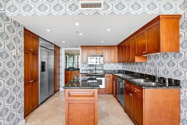 Building Photo - 529 S Flagler Dr