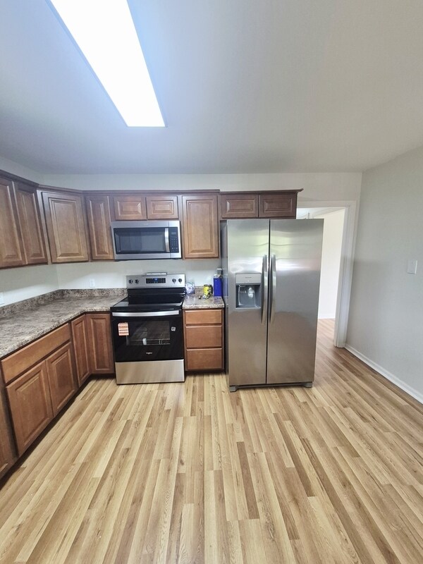 Building Photo - 200 Wellview Dr