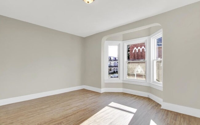 Building Photo - Bright 5 Bedroom, 1.5 Bath Home!