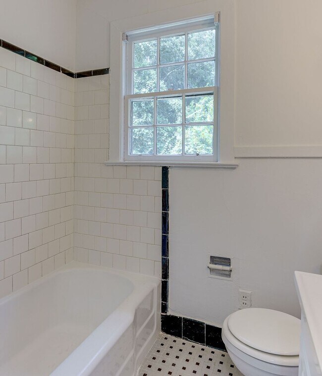 Building Photo - 3 Bedroom 1 Bath Townhouse in Wagener Terrace - Charleston Peninsula