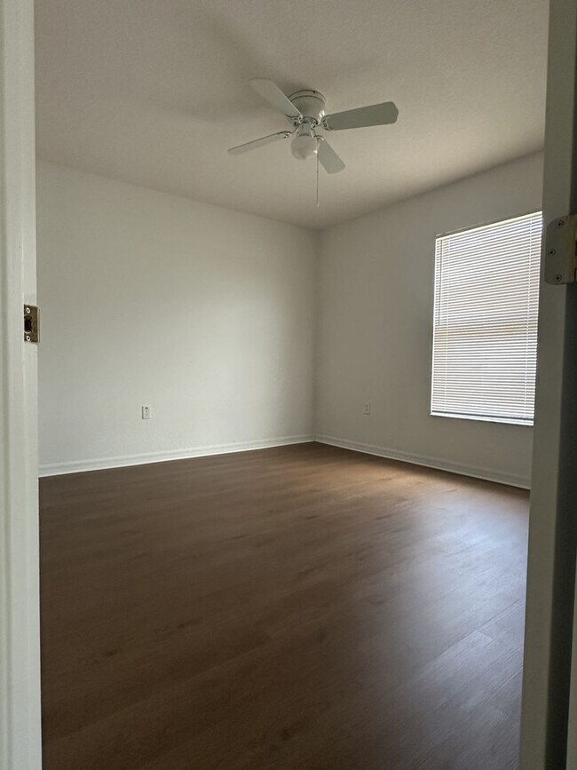 Building Photo - Spacious 4 bed 2 bath, 2 car garage with fenced-in backyard in Poinciana Neighborhood