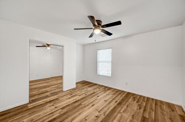 Building Photo - Stunning 4 Bed 2.5 Bath!
