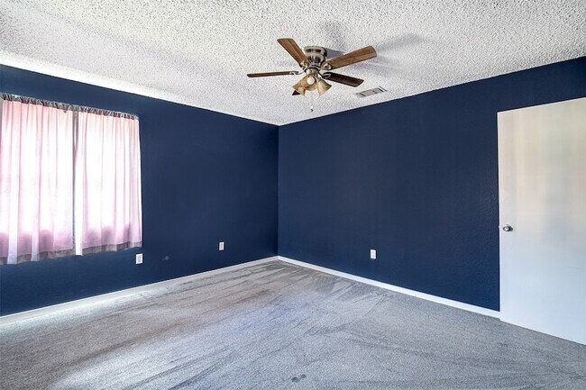 Building Photo - 601 St Charles Dr
