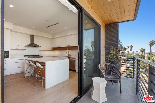 Building Photo - 820 S Sherbourne Dr