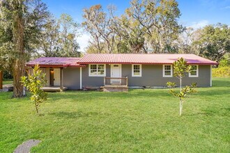 Building Photo - "Charming 3-Bed Sanctuary with Scenic Views in Floral City - 1608 Sq Ft of Comfort!"