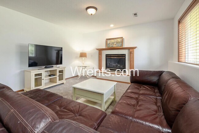 Building Photo - Beautiful 6 bed Highly Desirable Colbert Area!